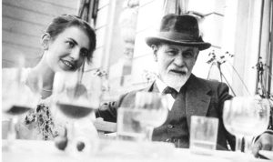 Anna Freud dan Sigmund Freud. copyright Freud Museum, London.