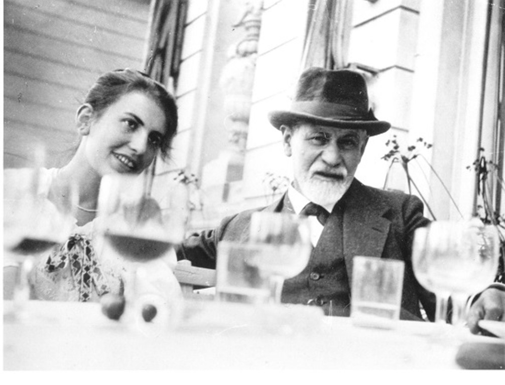 Anna Freud dan Sigmund Freud. copyright Freud Museum, London.