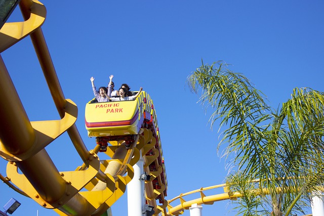 Permainan wahana extreme roller coaster.
