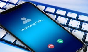 Merasa cemas berlebih untuk mengangkat telepon masuk.