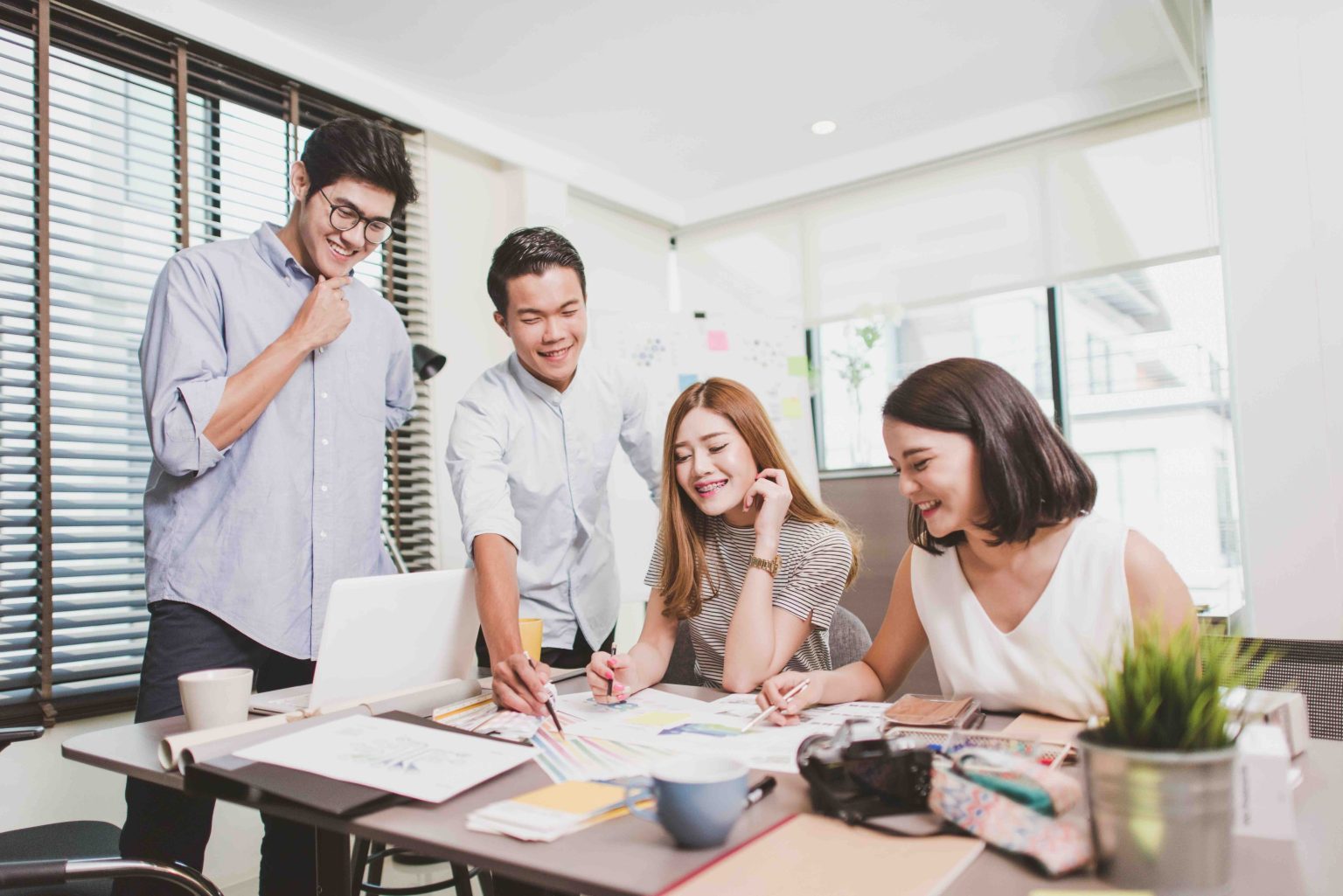 Karyawan Startup Bekerja Secara Kolaboratif